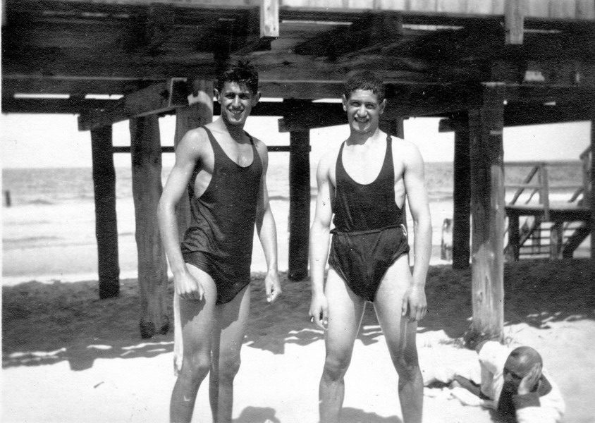 שני בחורים על חוף הים - סלוס רפאל