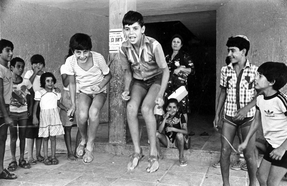 ילדים קופצים על חבל - נהור צבי