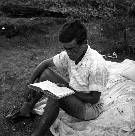 בחור קורא ספר - פרלמוטר דוד