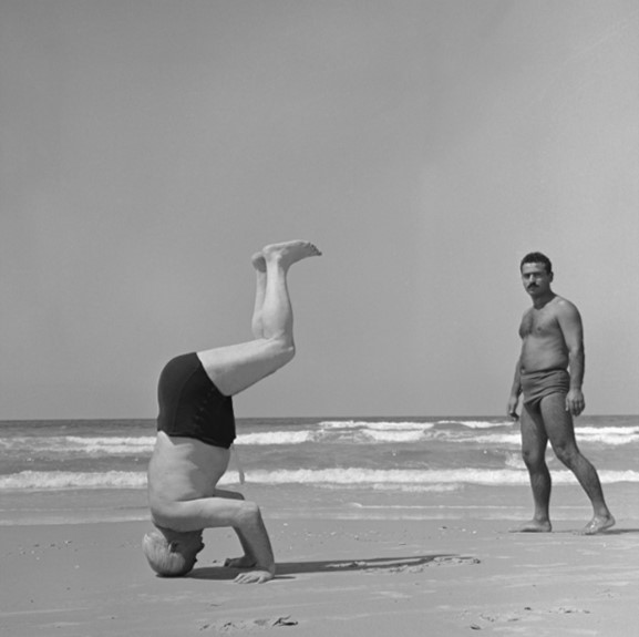 דוד בן גוריון עומד על הראש - גולדמן פאול