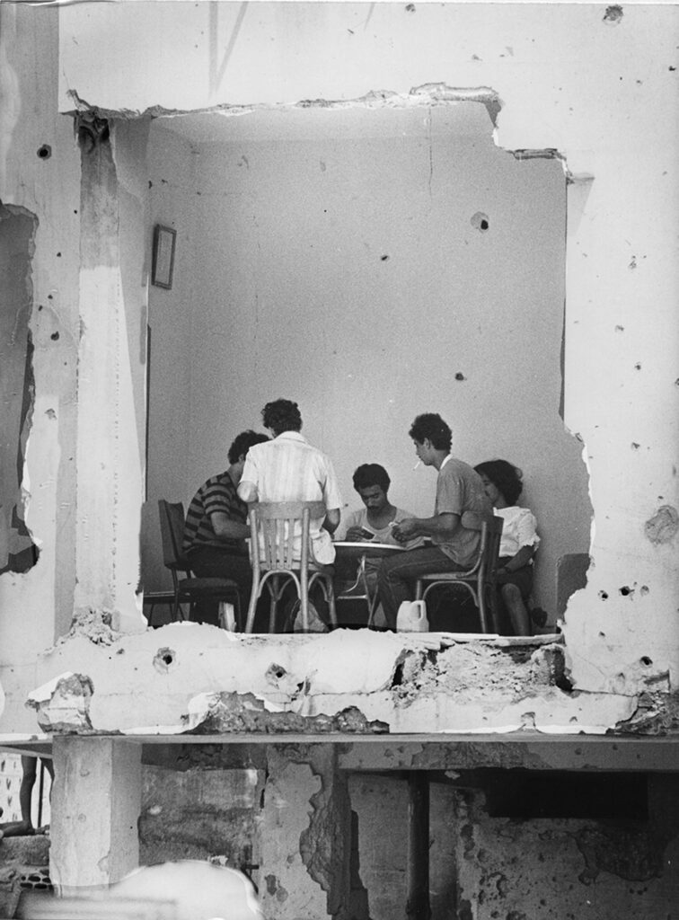 צעירים לבנוניים משחקים קלפים בבית הרוס במלחמת שלום הגליל, באחת העיירות סמוך לביירות - הירש רחל