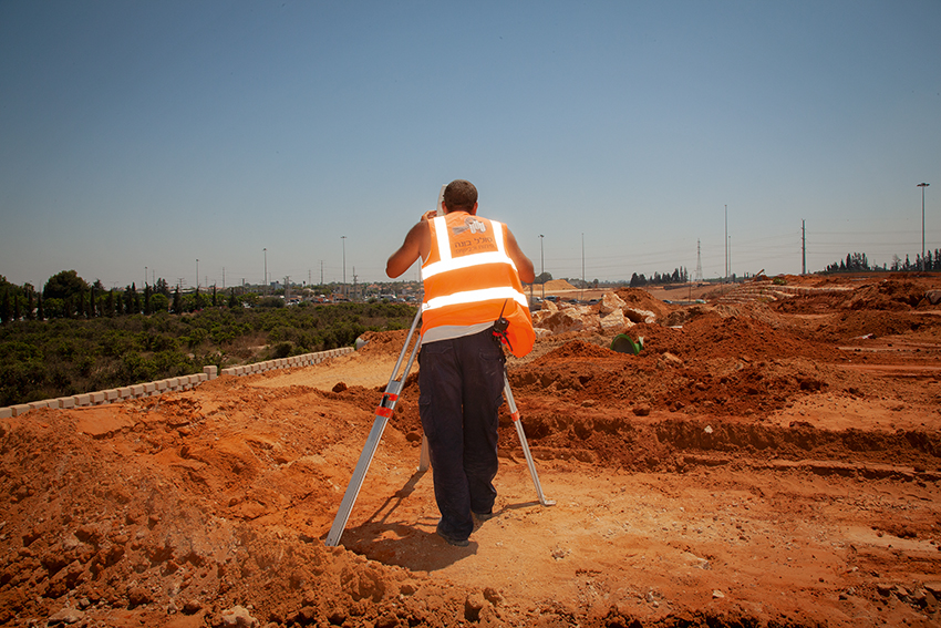 מודד, סולל, בונה - גנור אבי