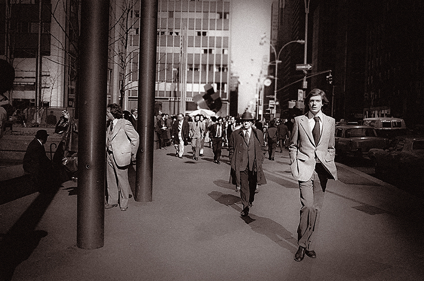 משתנים חבויים- אנשים צועדים בשדרה - גנור אבי