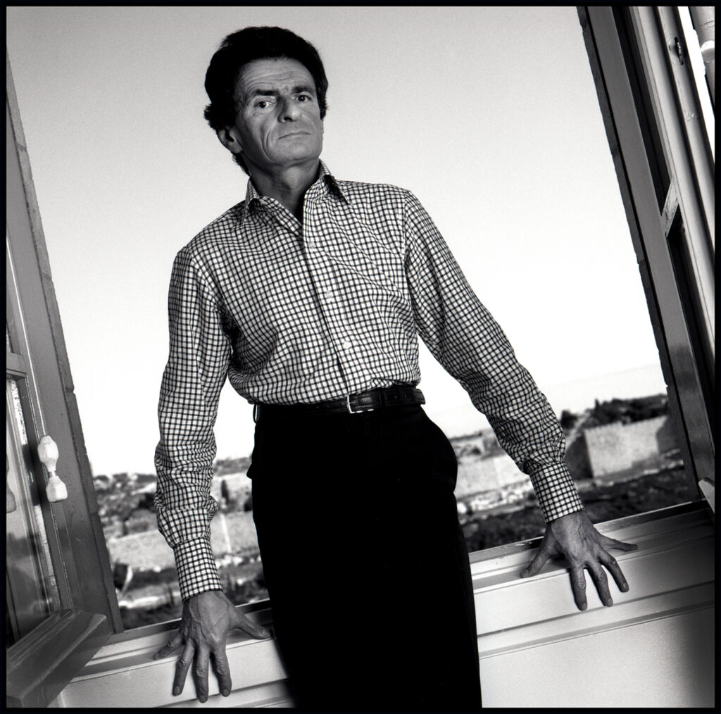 יז'י קושינסקי, סופר - יצהר איל