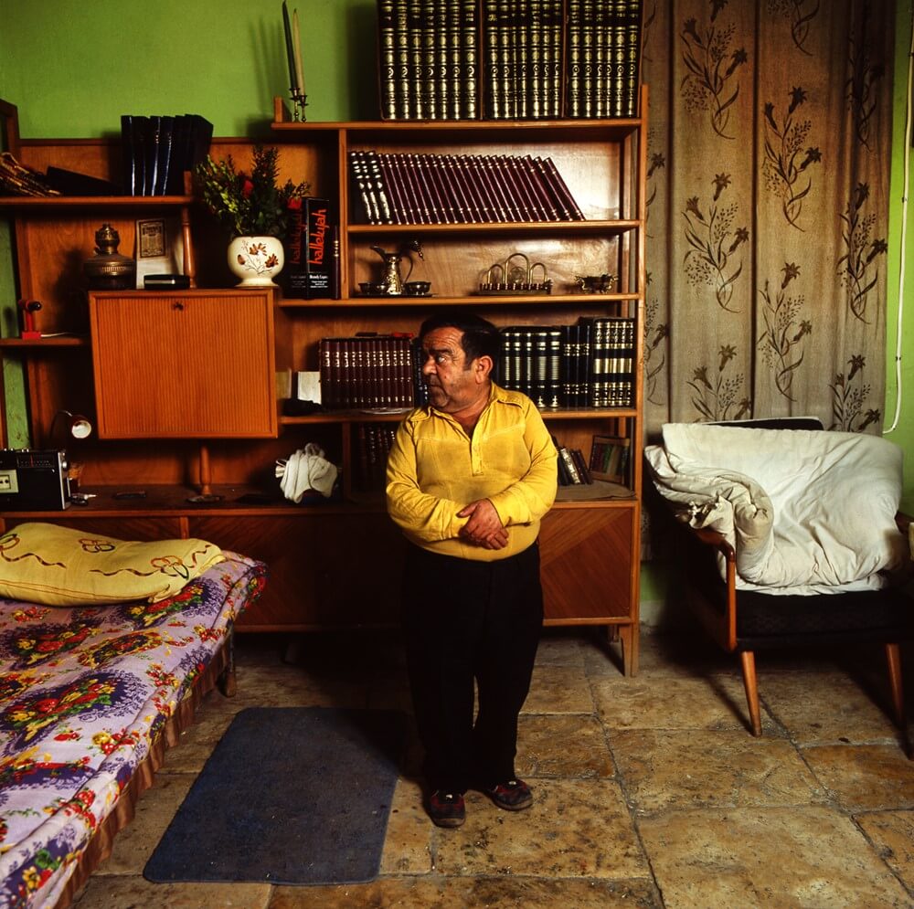 אהרון בולבול, מחלק עיתונים - יצהר איל