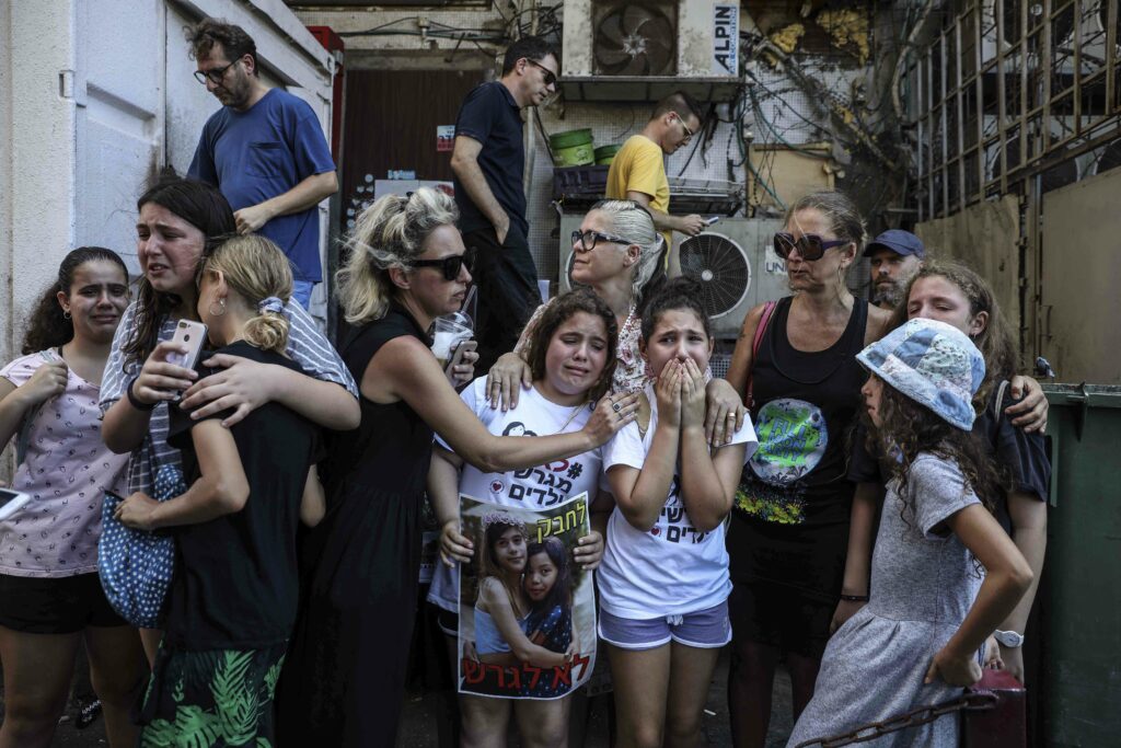 תלמידי כיתה ה׳ מפגינים נגד מעצר וגירוש חברתן לכיתה - גוזני מגד