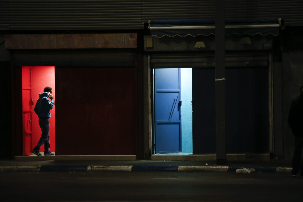 כניסה לאחת מדירות הזנות בתחנה המרכזית - גוזני מגד