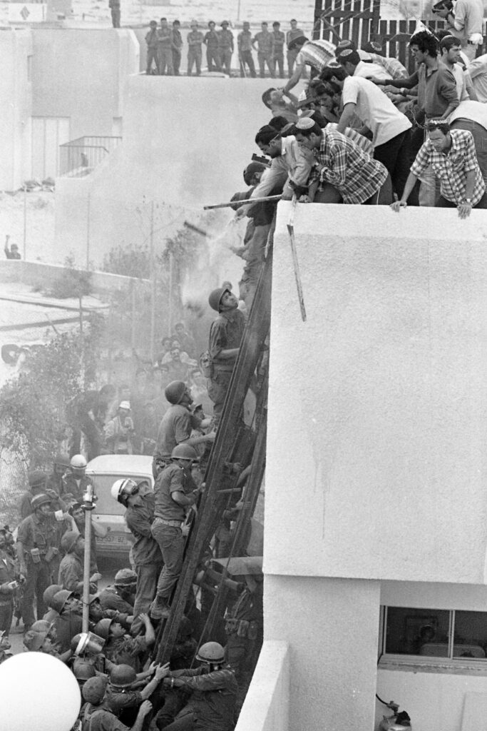 עימות של מפוני ימית עם החיילים - רחמני שמואל