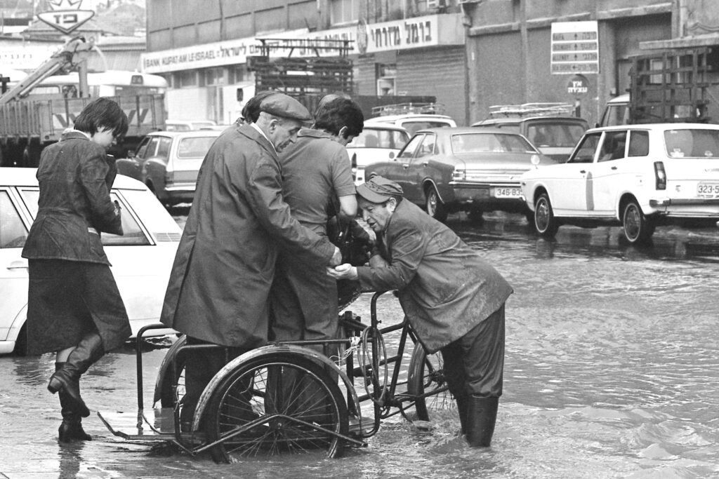 תלת אופן מעביר את השלוליות בתשלום - רחמני שמואל
