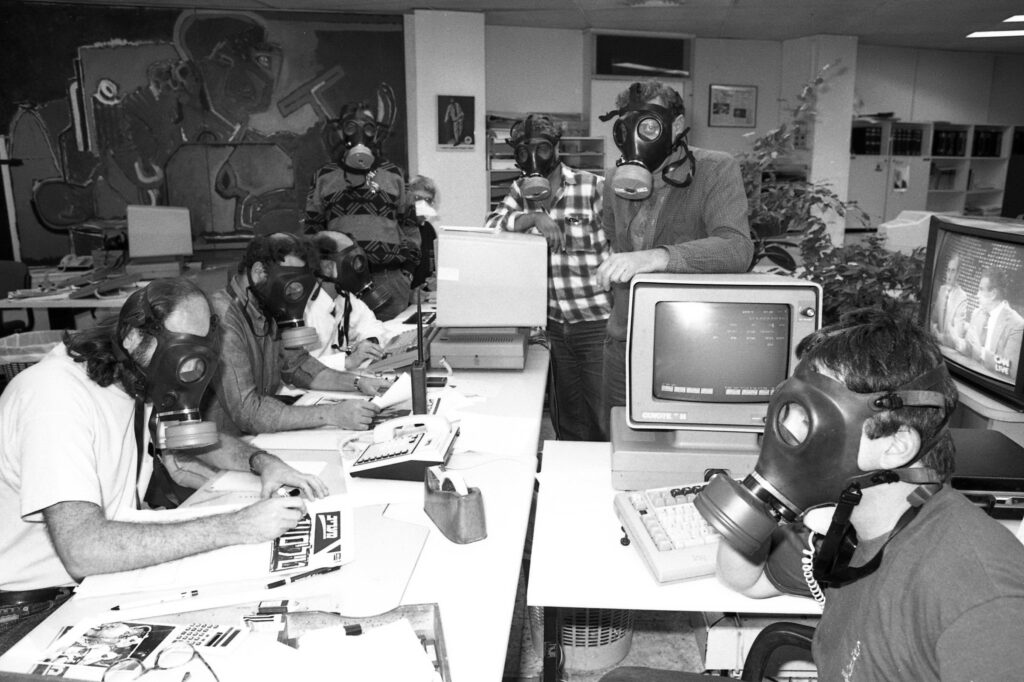 מלחמת המפרץ, דסק החדשות של מעריב עם מסיכות - רחמני שמואל