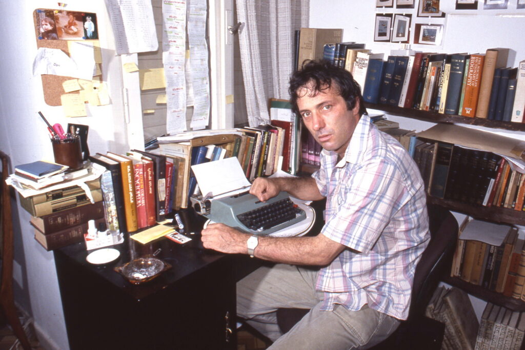 אסי דיין ליד מכונת כתיבה - רחמני שמואל