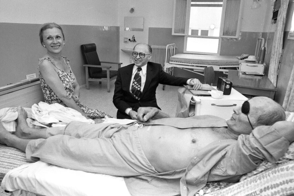 מנחם בגין מבקר את משה דיין בבית החולים - רחמני שמואל