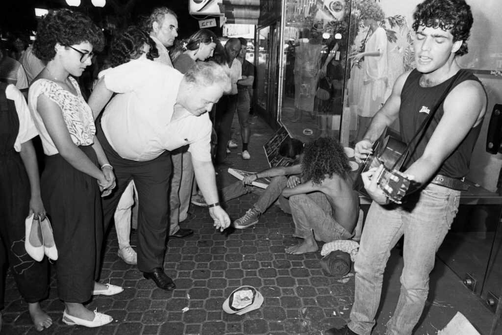 יאיר לפיד מנגן על גיטרה ברחוב דיזנגוף - רחמני שמואל