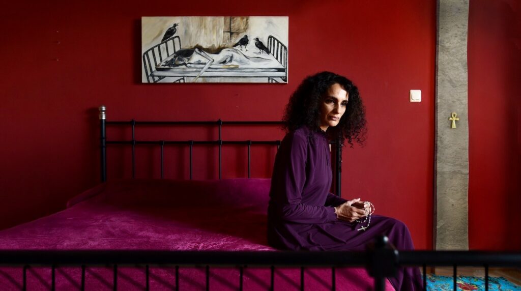 ראידה אדון בחדר השינה בביתה - נשר איריס