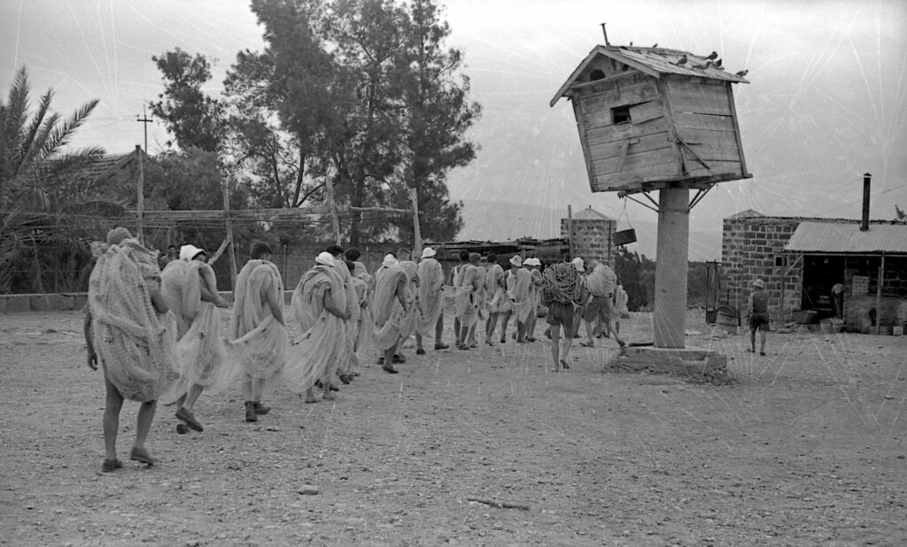 קבוצת נוער בליווי חברי עין גב יוצאת מחצר כנרת לעבודת הדיג בכנרת - אופנהיים נפתלי