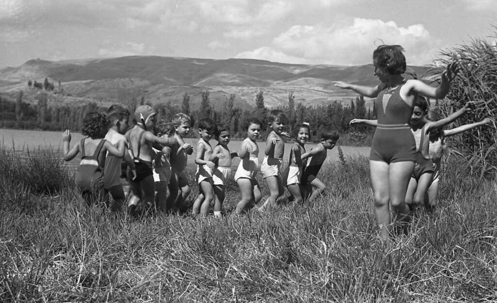 הגננת לאה שץ וילדי גן א' בפעילות - אופנהיים נפתלי