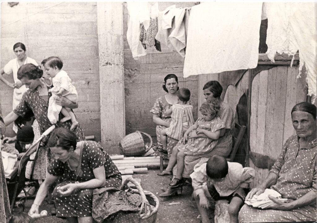 נשים עולות חדשות וילדיהן בשכונת עוני - פירסט יוליאן