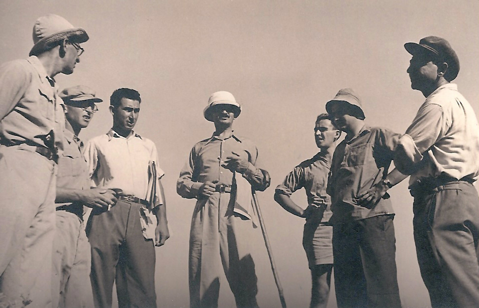 מר רענן וייץ (עומד במרכז) עם מתיישבים בנקודה חדשה - פירסט יוליאן