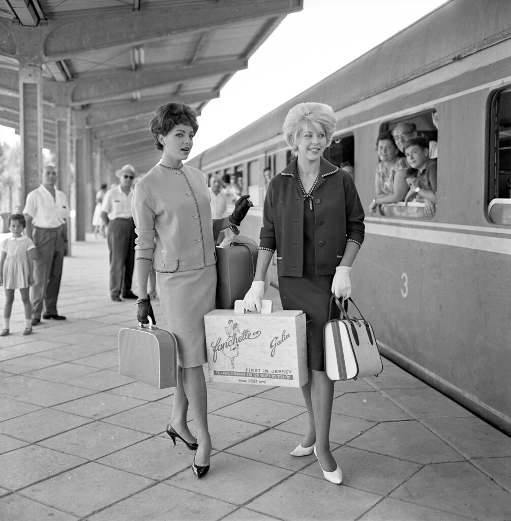 דוגמניות "אופנת גליה" ליד רכבת ישראל - עשת מולה