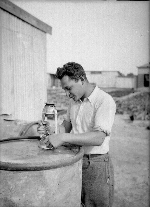 דן וולך מנקה מנורת נפט - בנארי אשר