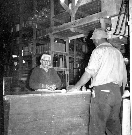 סבא וורונקר בסככה המרכזית - בנארי אשר