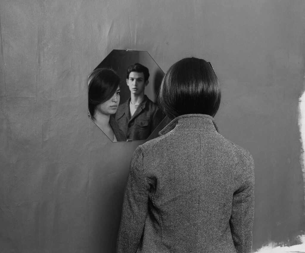 נערה מביטה בנער דרך מראה - קאפ תומר