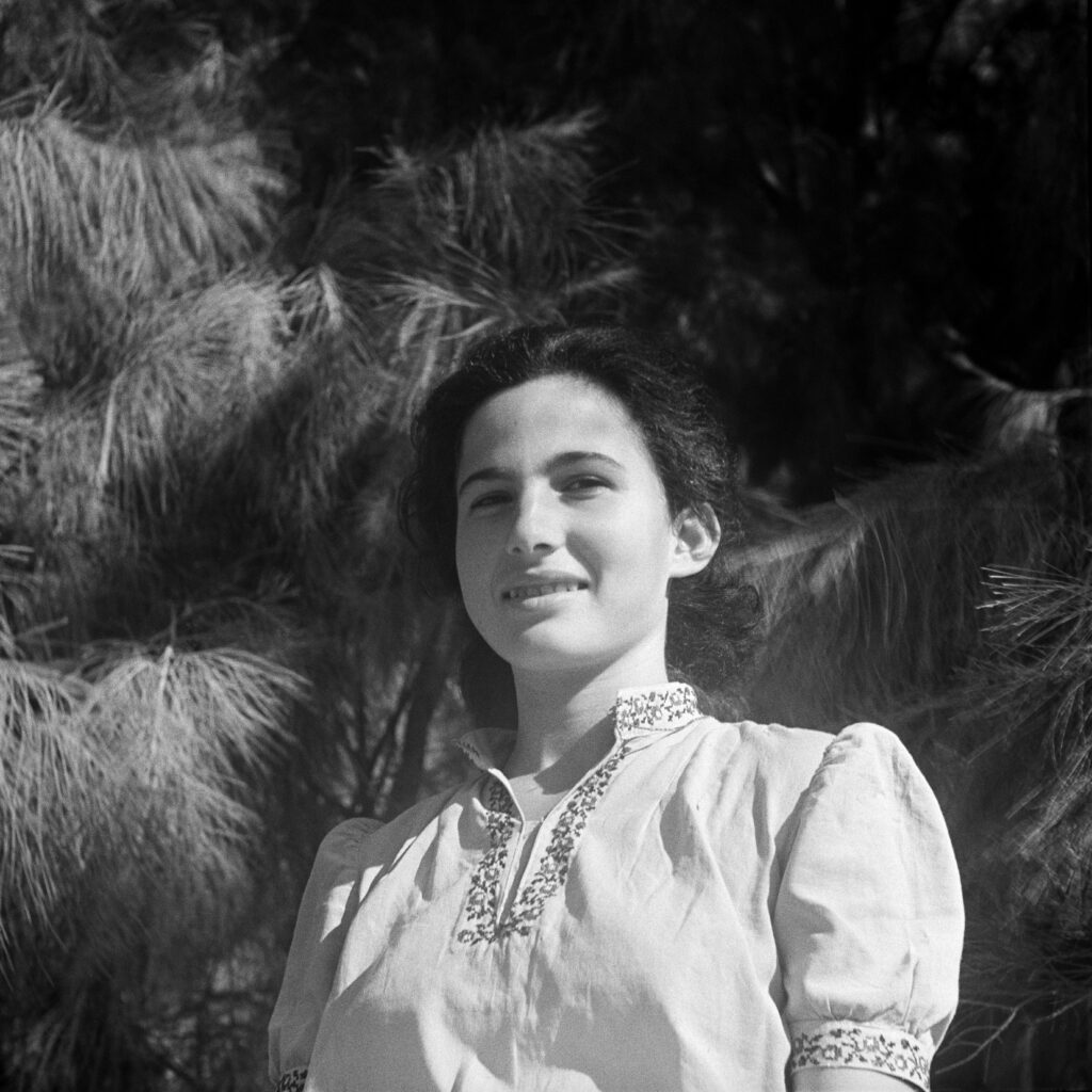 תמונת סיום בית הספר, חנה חרמוני-טל - אלון עזריה