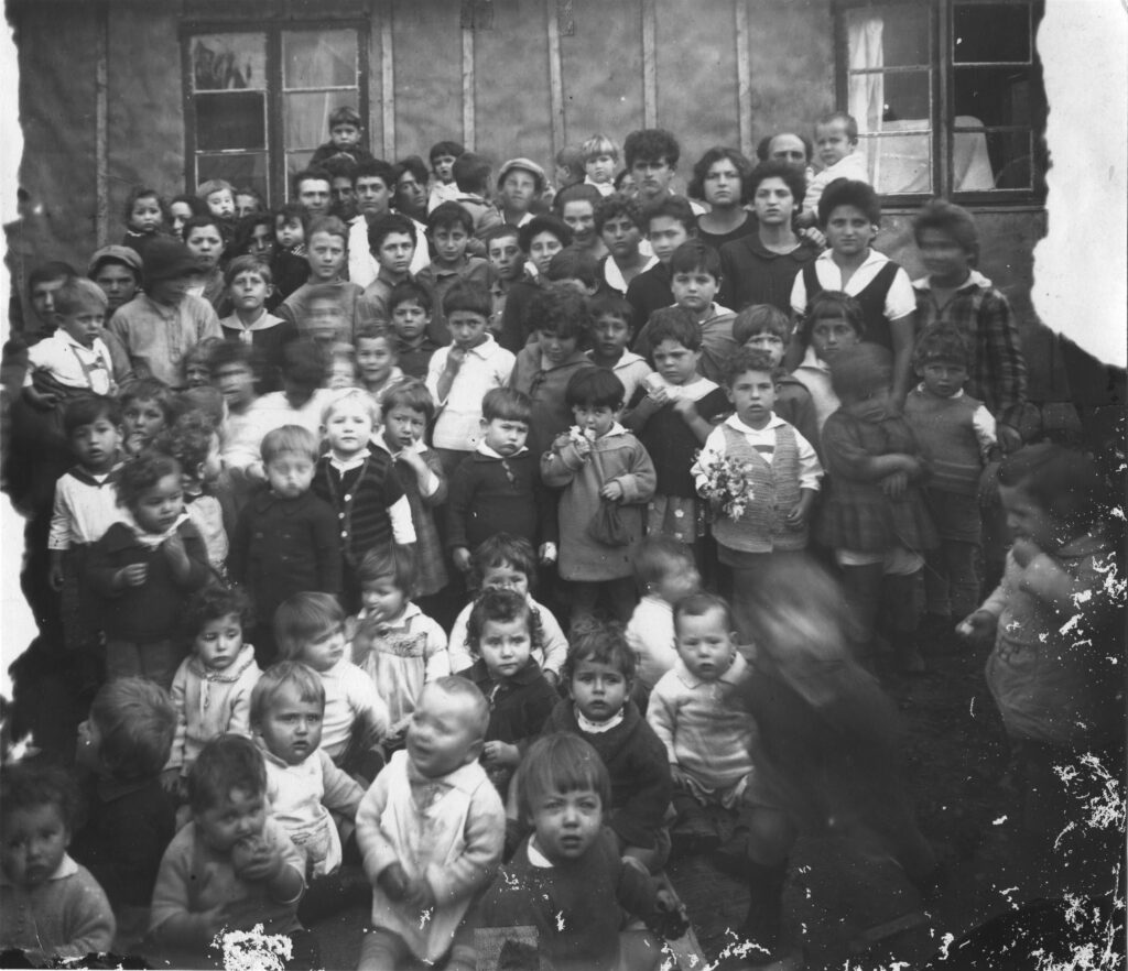 ילדי עין חרוד ליד המעיין - דוד ציפורה