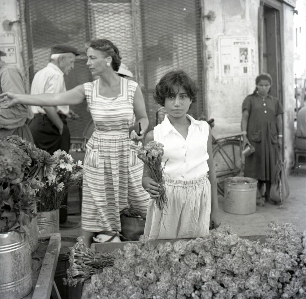 מוכרת פרחי ציפורן, שוק הכרמל - סלומון מקסים