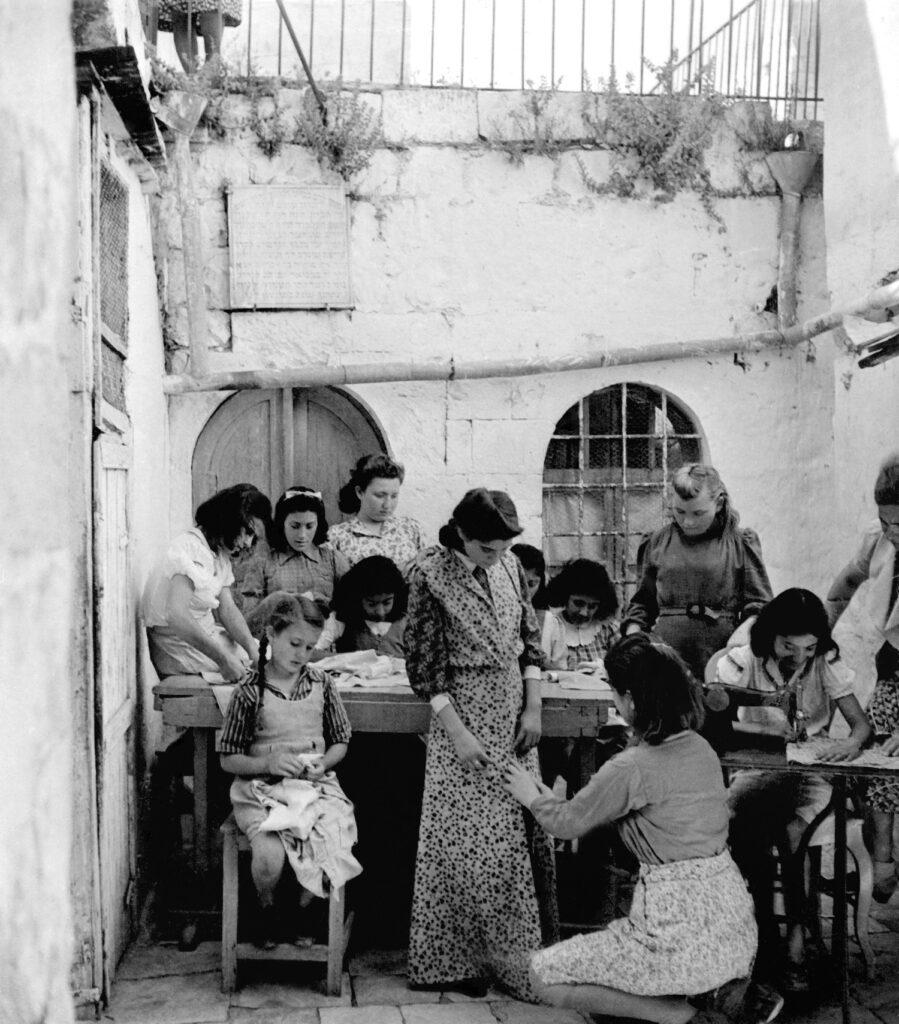 מדידת שמלה בעת שיעור תפירה - שוורץ ניקולס משה