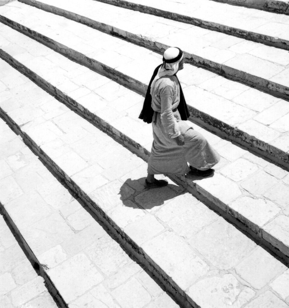 מדרגות העולות אל כפת הסלע - שוורץ ניקולס משה