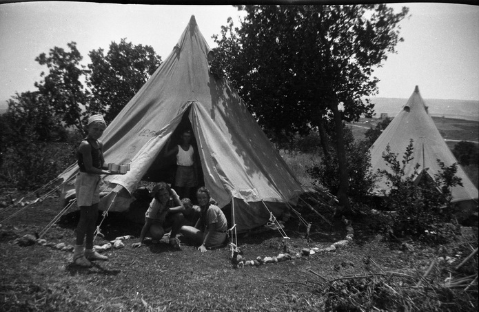 מחנה של חניכים מתנועת הנוער העובד בהדרכת עמרם - נבו עמרם