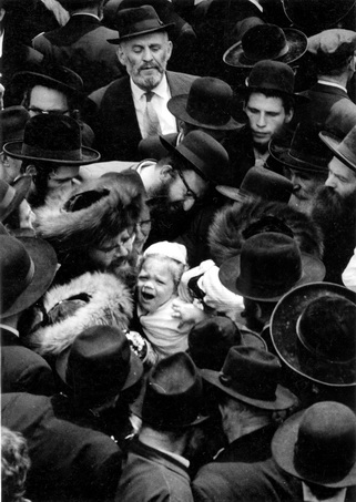 המון חרדים וילד - זמיר יהושע