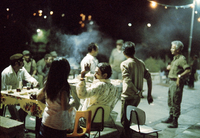 שולחן קפה ברחוב וחיילי המשמר האזרחי - זמיר יהושע