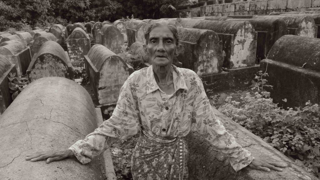Cemetery caretaker, Yangon, Mianmar - עוזרי ציון