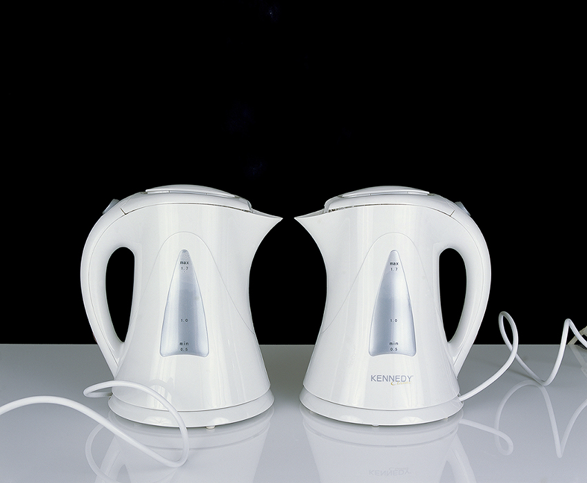 זוג קומקומים עם רקע שחור (Kennedy) - מסל תמרה