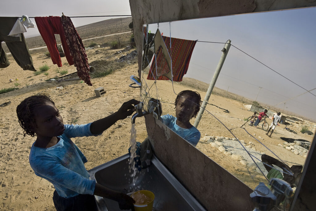 ילדה ליד ברזייה - דביר נתן
