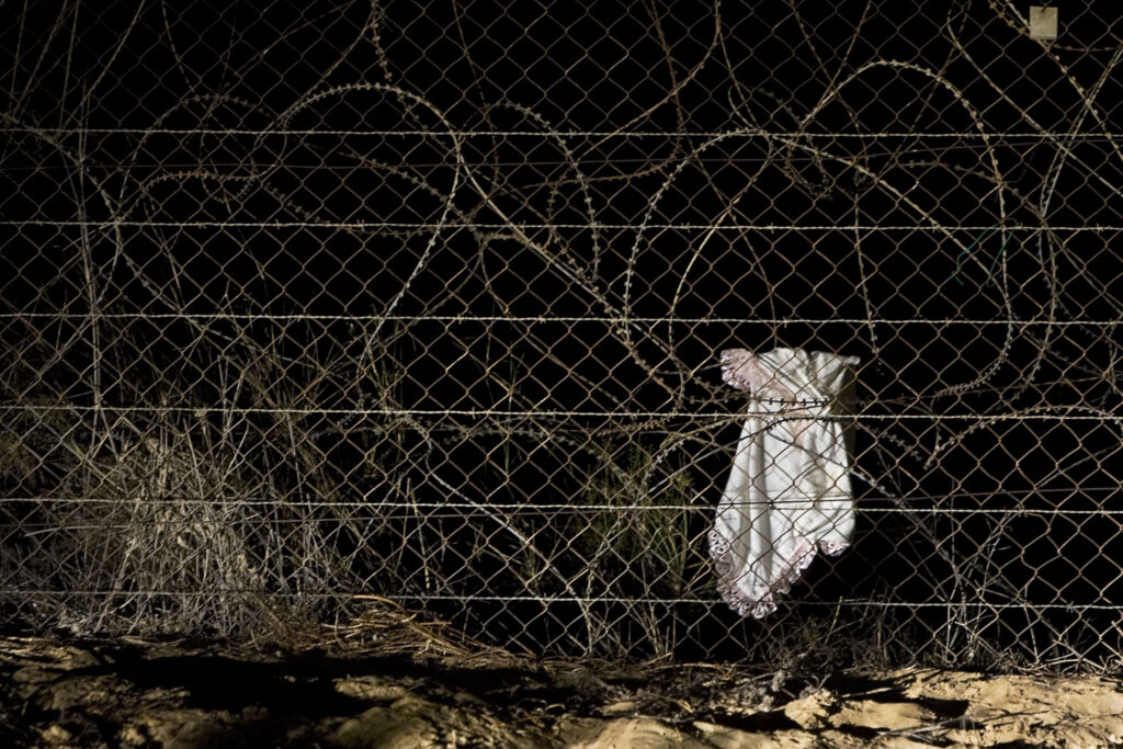 שמלה על גדר הגבול - דביר נתן