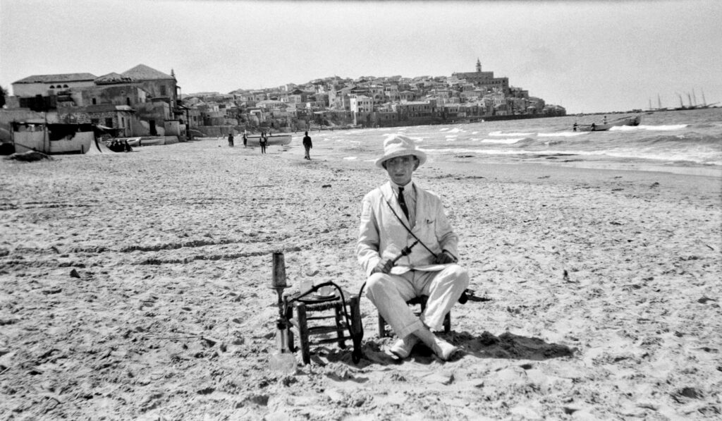 פורטרט עצמי, אמצע שנות ה20, באדיבות מוז"א, מוזיאון ארץ־ישראל, תל־אביב והפוטרופוס הכללי. 