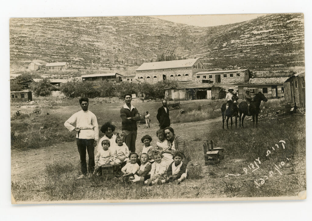 קריית ענבים, סיוון תרפ"ו 1926, אולשטיין עומד במרכז הפריים, ברקע - אולשטיין (אליצור) ישראל