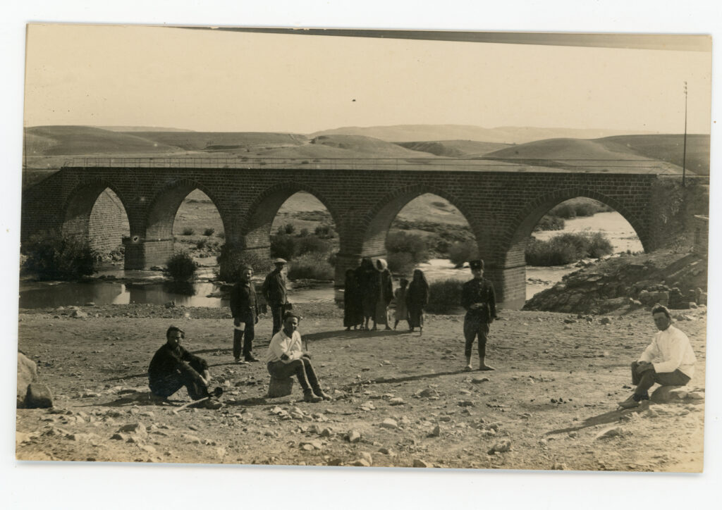 ג'יסר אל מג'מע, גשר מעבר הירדן ליד קיבוץ גשר, אולשטיין עומד שלישי משמאל - אולשטיין (אליצור) ישראל