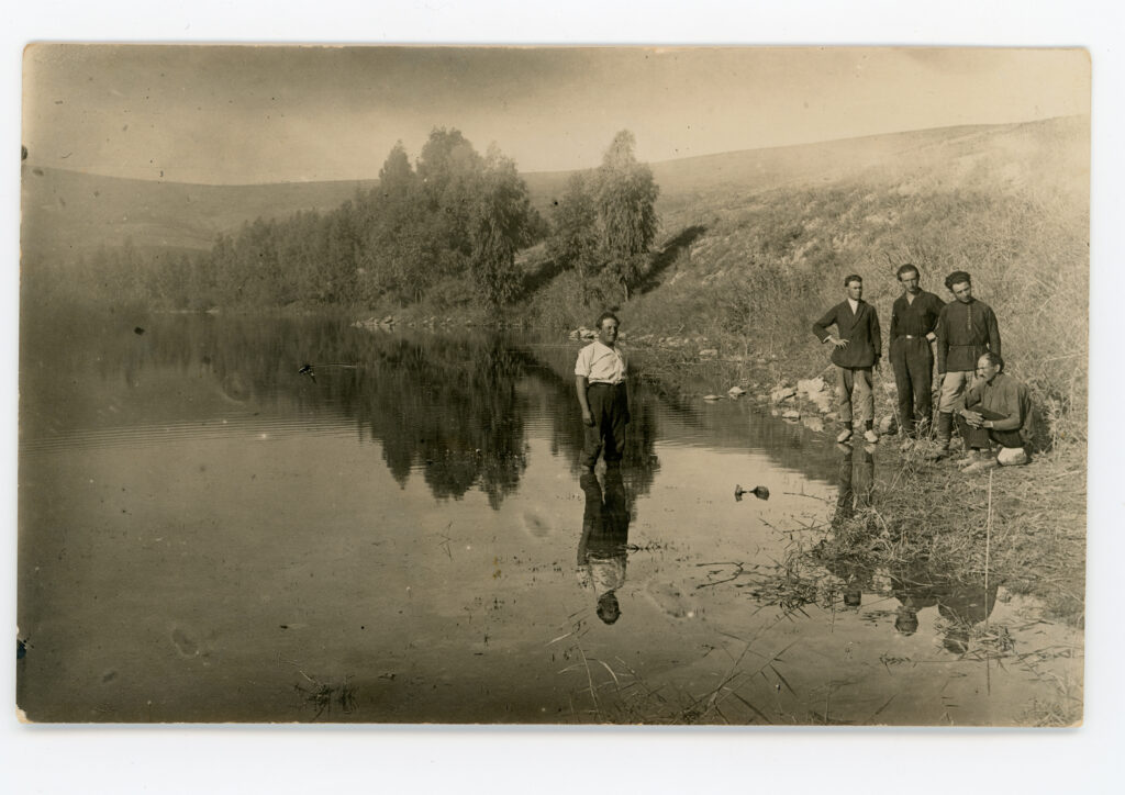 על שפת הירדן, אולשטיין כורע מימין - אולשטיין (אליצור) ישראל