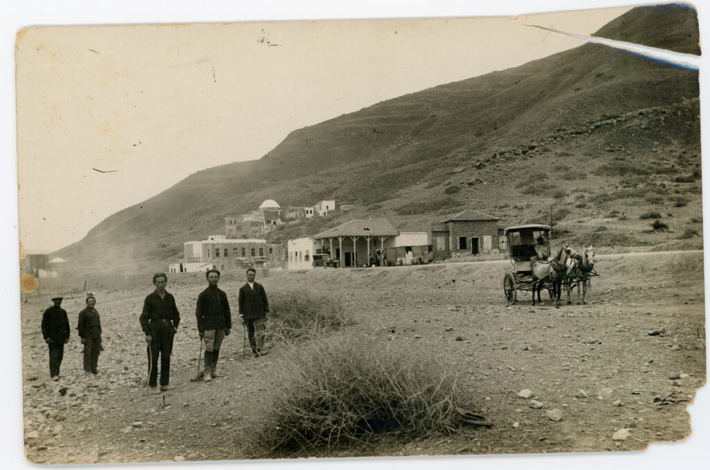 טבריה, באופק: קבר מאיר בעל הנס, אולשטיין עומד ראשון משמאל - אולשטיין (אליצור) ישראל