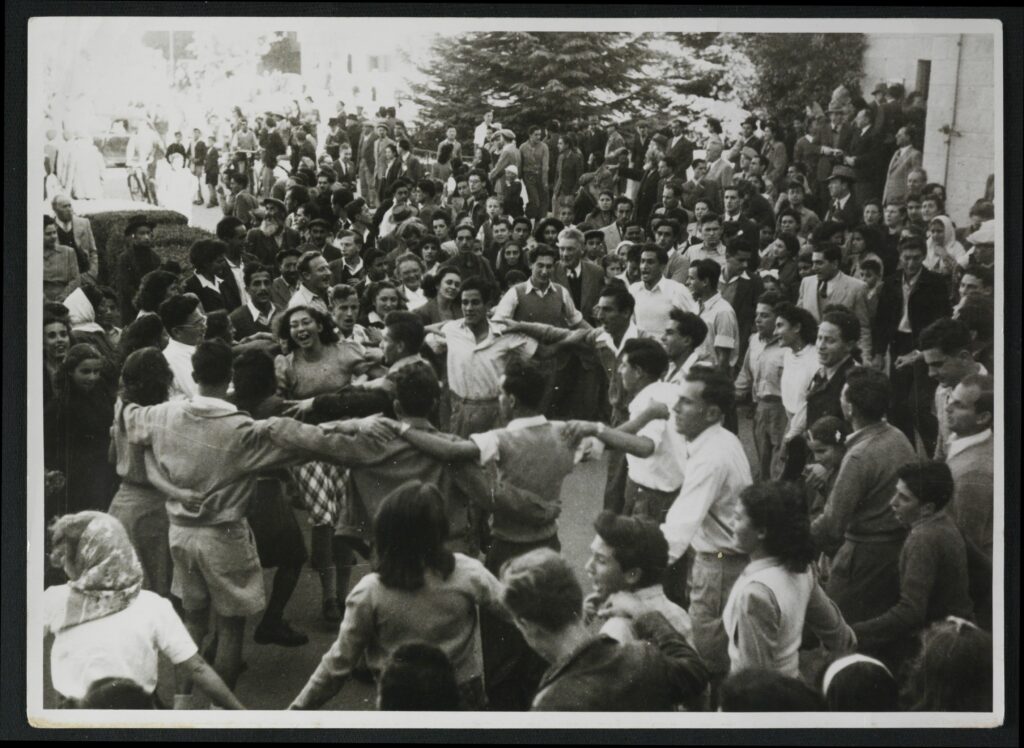 חגיגות כ"ט בנובמבר בחצר בנייני המוסדות הלאומיים - פין הנס (חיים)