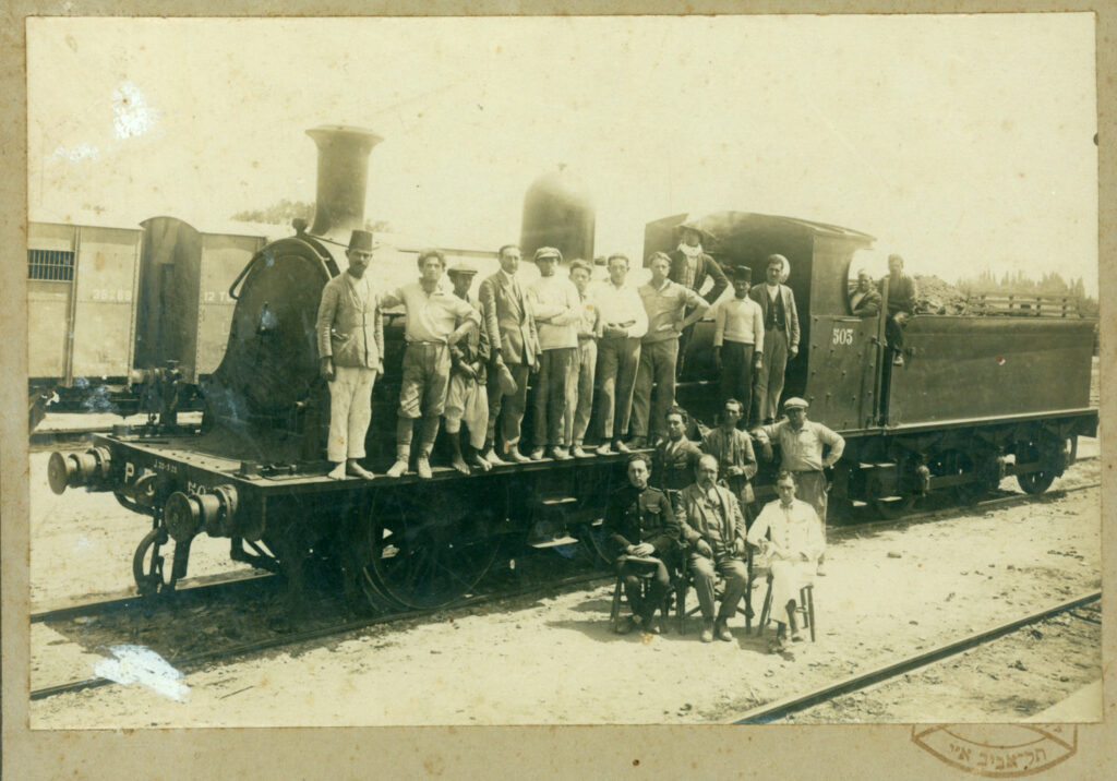 עובדי הרכבת ומנהלים, תל אביב - אורון צבי