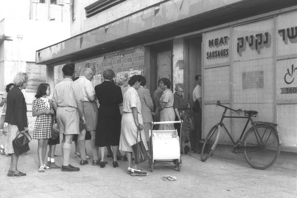 אזרחי תל אביב עומדים בתור למנות הבשר המוקצבות - פין הנס (חיים)