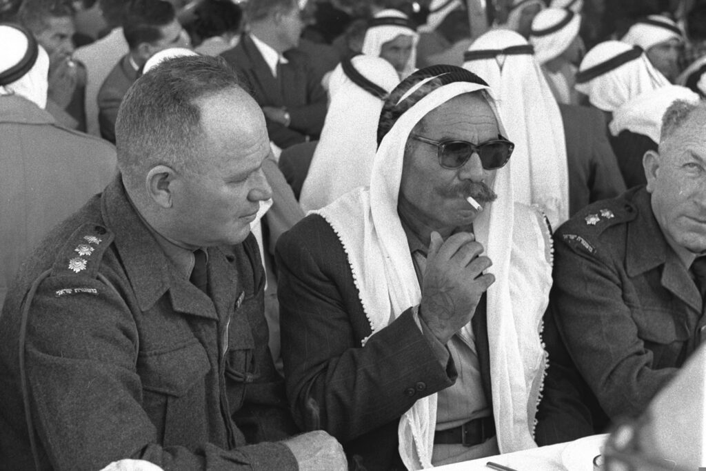 קצין משטרה בכיר משוחח עם אחד מזקני הכפר במפגש "סולחה" המסורתי - פרידן משה