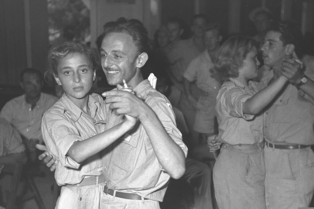 ריקודים סלוניים במועדון חיילים - פין הנס (חיים)