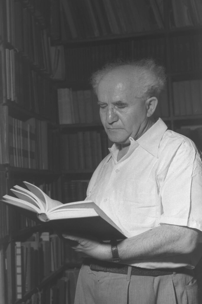 ראש הממשלה דוד בן גוריון מעיין בספר - אלדן דוד