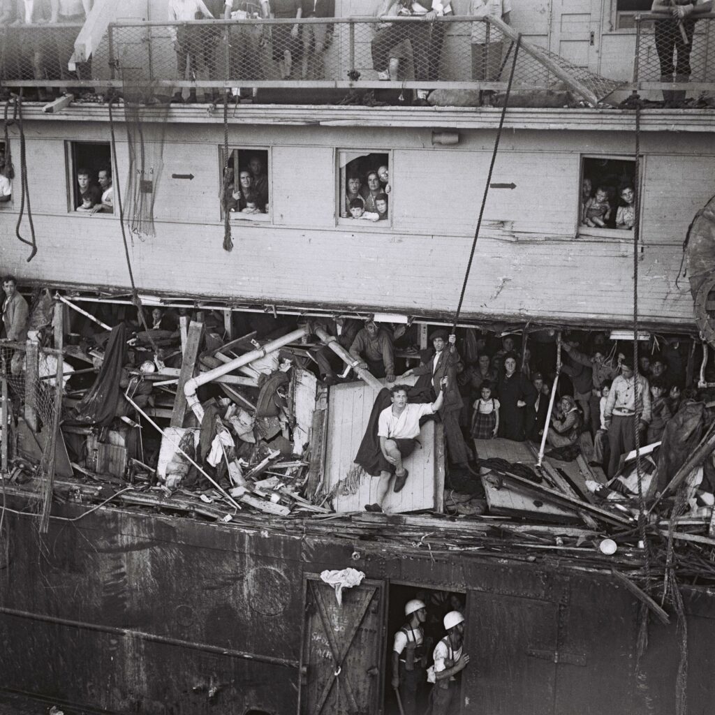 אוניית המעפילים "אקסודוס" של ההגנה, עוגנת בנמל חיפה - פין הנס (חיים)